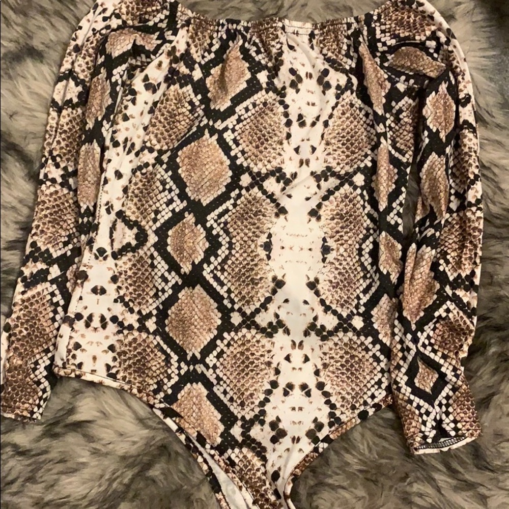 🐍 PrettyLittleThing off the shoulder